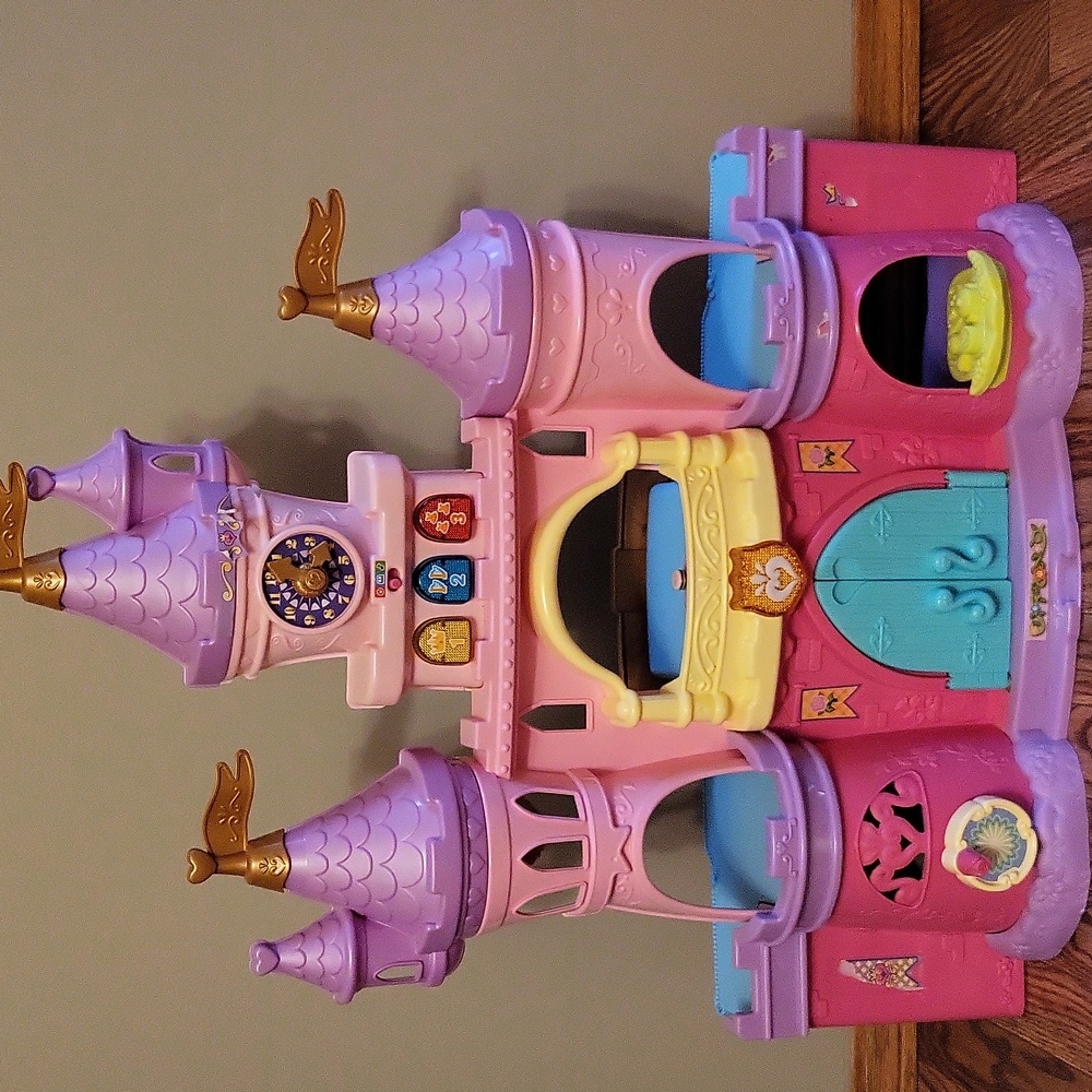 V-tech Ineractive castle with figures